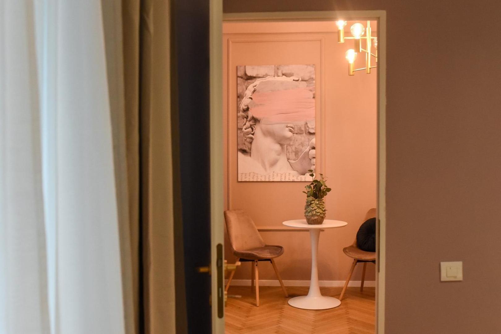 Modern Stay - Central Studios With Wall Projector Near Radisson Bucareste Quarto foto