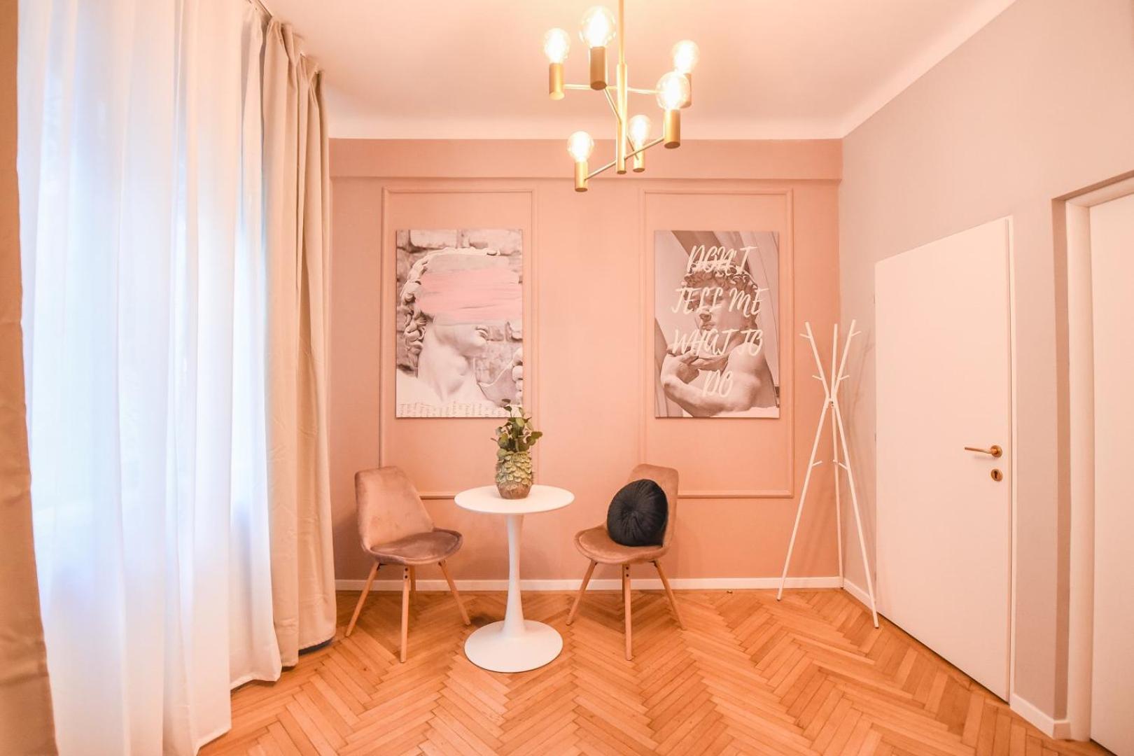 Modern Stay - Central Studios With Wall Projector Near Radisson Bucareste Quarto foto