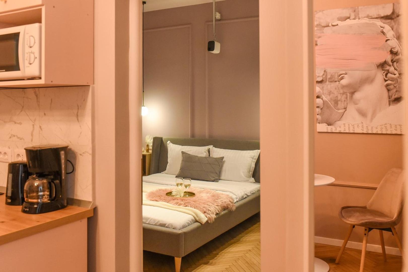 Modern Stay - Central Studios With Wall Projector Near Radisson Bucareste Quarto foto