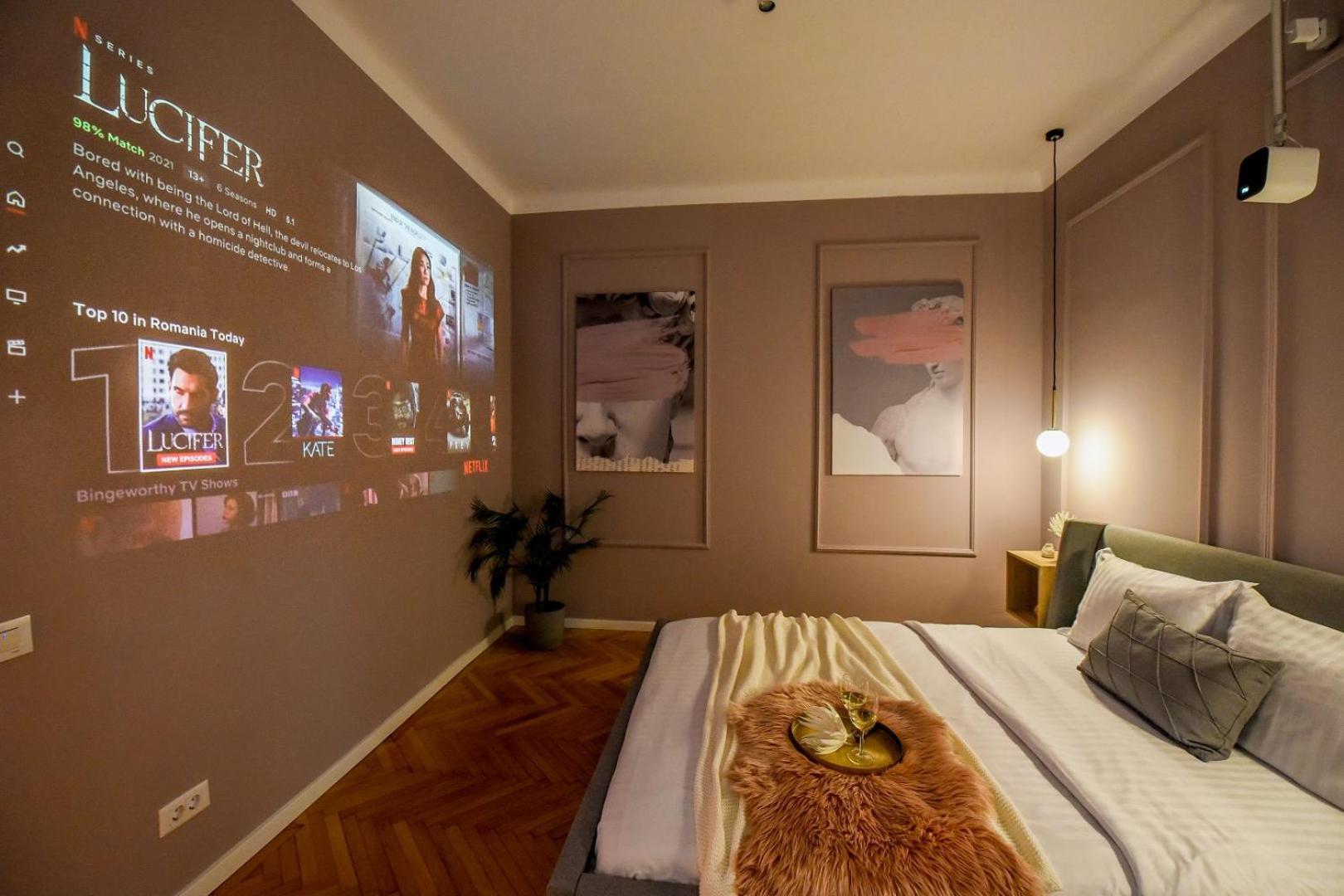 Modern Stay - Central Studios With Wall Projector Near Radisson Bucareste Quarto foto